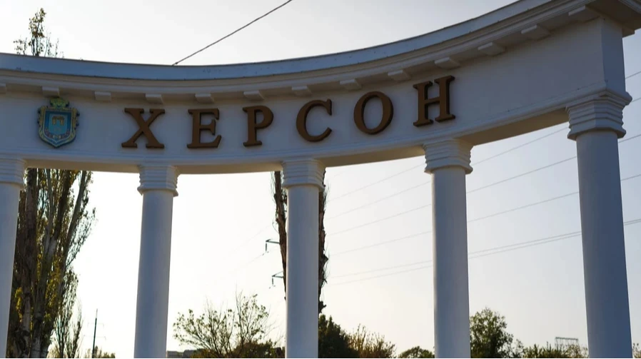 Хлібовоз із написом «ХЛІБ» після удару російського безпілотника в Херсоні