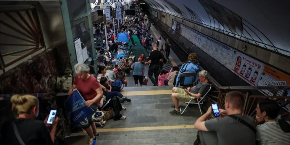 Ілюстративне фото нічного міста під час повітряної тривоги