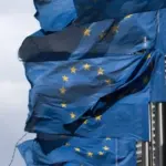 Прапор ЄС та прапори шести країн-ініціаторів скорочення бюджету: Німеччини, Данії, Нідерландів, Австрії, Фінляндії та Швеції