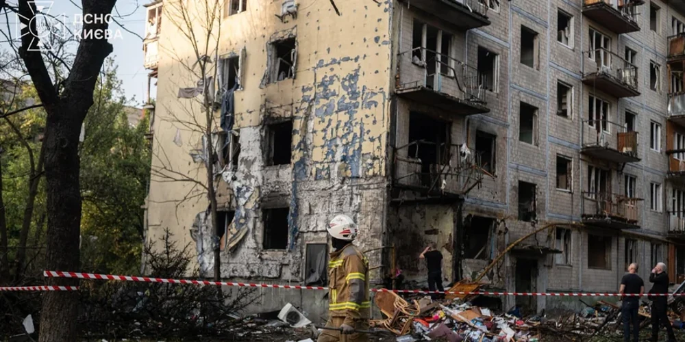 Рятувальники ліквідовують наслідки удару в одному з районів Києва після нічної атаки 1 серпня