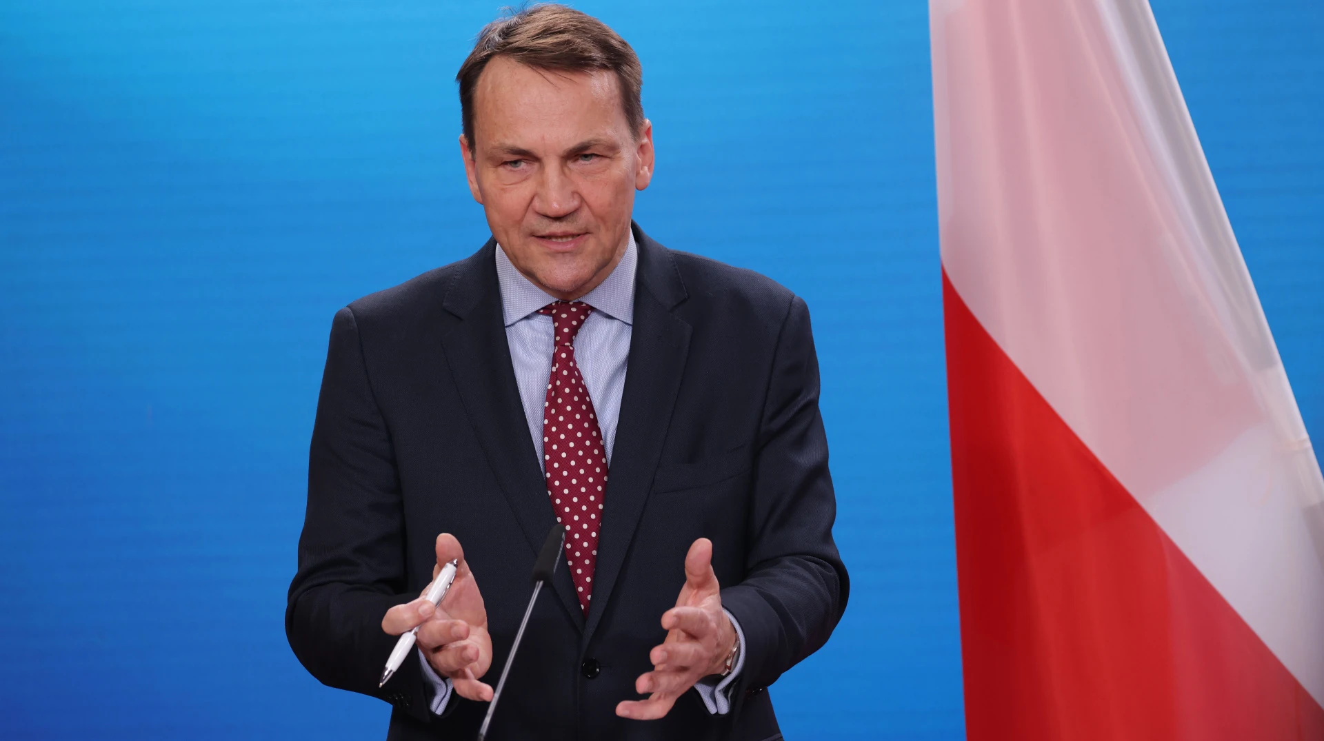 Сікорський 28 серпня закликав пришвидшити оборонну підготовку Польщі й навів приклад України