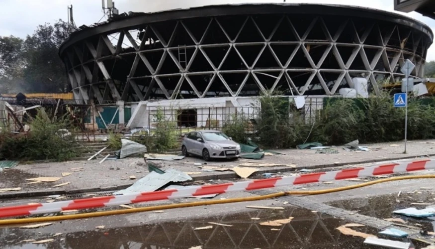 Наслідки влучання дрона в Солом'янському районі Києва біля корпусу КНУБА 23 вересня