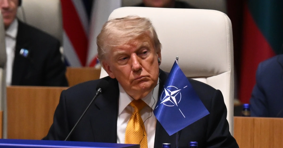 Президент США Дональд Трамп під час підписання законопроєкту про «пекельні санкції» проти РФ та Ірану, 17 вересня 2026 року