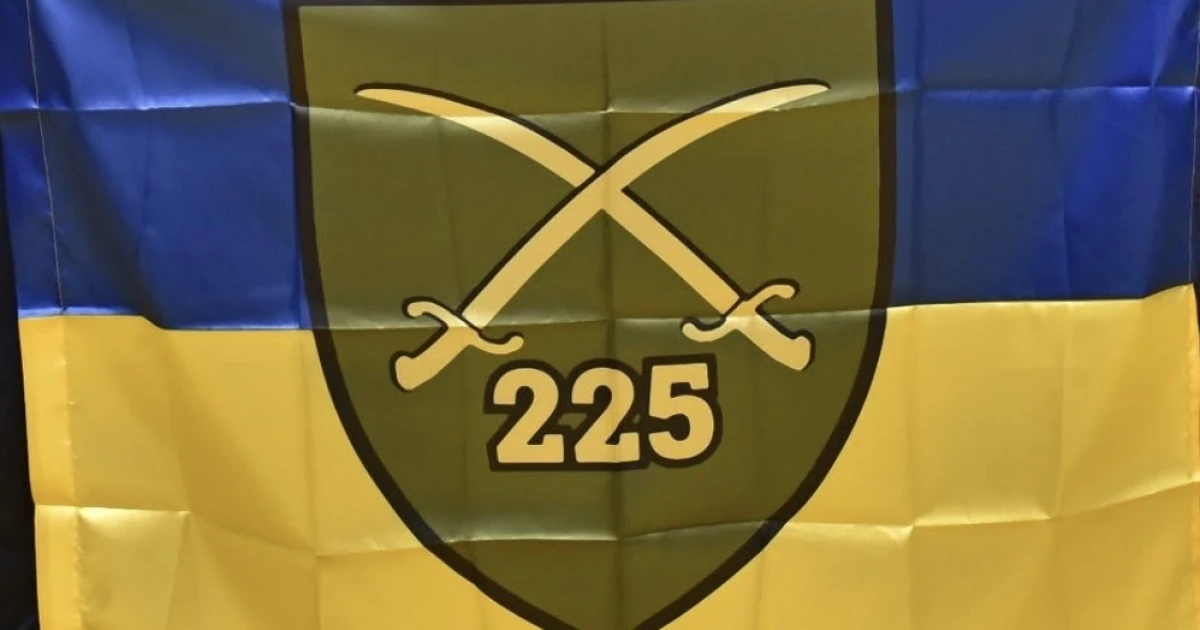 Емблема 225 ОШП і позначення 7 корпусу ДШВ після перепідпорядкування