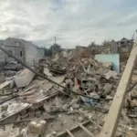 Пошкоджений приватний будинок у Миколаєві з вибитими вікнами та частково зруйнованою покрівлею після ракетного удару 16