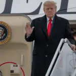 Дональд Трамп спілкується з журналістами в Білому домі