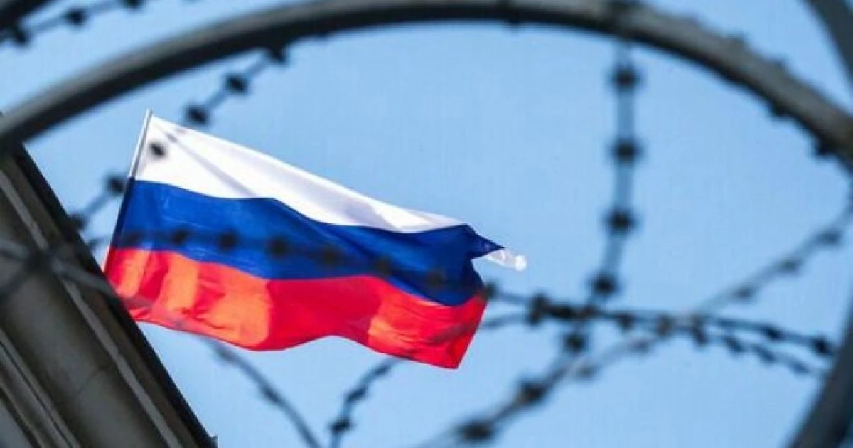 Прапор Японії та аркуш із санкційним списком